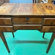 une des deux coiffeuses : nettoyage en profondeur vraiment nécessaire !!!  Ce sent encore les crèmes surannées de grands mères :))