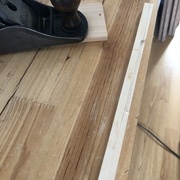 La poignée résume à elle seule le projet : j'ai dû utilisé 7 chutes pour obtenir les dimensions souhaitées, qui n'ont pourtant rien d'impressionnantes (280x13x8)