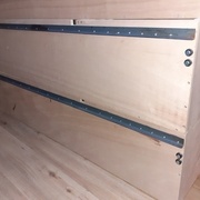 Détail des équipements mobiles : roulements de queue et cornière.