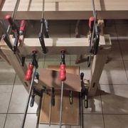 Collage des traverses secondaires sur le deuxième tréteau.