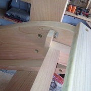 butée du repose pied. on peut voir le guide sur lequel il coulisse