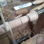 Les traits sont brûlés au fil de fer par le mouvement de rotation