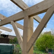 Contrefiches du poteau de droite