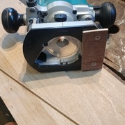 Cale vissée sous la défonceuse au niveau des vis de la semelle