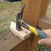 vieux clou en biais, d'abord un coup dessus ...