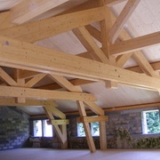 Charpente réalisée en bois lamellés collés   https://www.ideo-energies.fr/