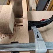 Taille de la mortaise au ciseau, avec un bloc de guidage pour la perpendicularité