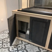 Habillage de la vitrine réfrigérée avec deux vraies portes pour l'accès au bac de récupération de l'eau du système de réfrigération, et des fausses portes à côté