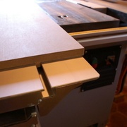 Gabarit à coupes biaises emboîté dans la rainure du chariot