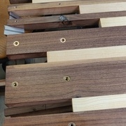 Mise en place des inserts devant tenir la platine de fixation des pieds métalliques