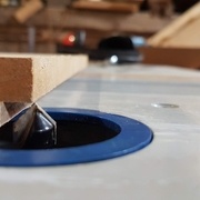 réglage de la fraise pour traverser la planchette et mordre à peine le MDF