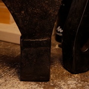 Cette hache semble artisanale et réalisée de toutes pièces, suite aux soudures visibles de chaque côté