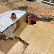 Le montage d'usinage (CP de droite) tourne autour du tube de cuivre intérieur (collé sur un CP fixé à la table )