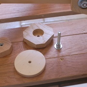 Essais de découpe des roues au pantographe pour défonceuse - Système de fixation de la pièce