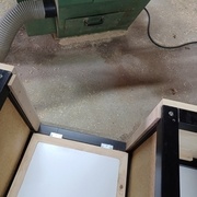 Le meuble est couché pour fixer le support de scie avec plus de précision