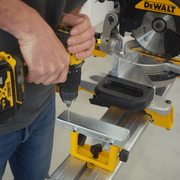 Perçage du trou de fixation dans le support DeWALT DE7024.