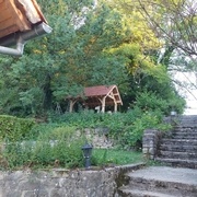 On voit vaguement sur cette photo une planche de rive d'un autre bâtiment