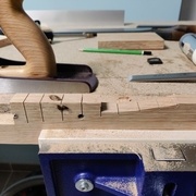 Les traits de scie et les coups de ciseau