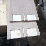 Préparation des demi-mortaises et demi-perçage sur chaque moitié de traverse