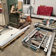 une bonne partie des éléments démontés. Manque les 2 filtres à cartouche allant sur les aspi au fond, plus une caisse avec les lames de scie. La scie à ruban était déjà là.