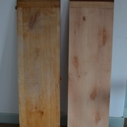 A gauche en cours de décapage, à droite : il ne reste que les moulures à faire