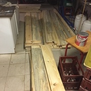 Gros boulot pour trier déligner raboter et finalement chanfreiner les planches du plafond.