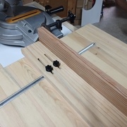 Les vis M5 sont doublées pour assurer une bonne fixation