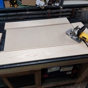 Assemblage par domino de 10 et "Pocket hole* pour fixer l'avant du tiroir car ça fait office de poignée.