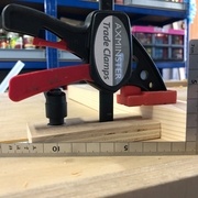 La poignée de la presse touche presque celle de la butée