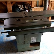 Elle trone fière au milieu du lieu, seul (petit) bémol, il n'y a qu'un moteur, donc il ne faut pas se rater dans l'organisation de son travail sous peine de passer son temps plié à changer la courroie