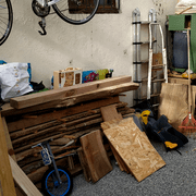 Pour que tout tienne dans la vingtaine de m², j'ai construit un abri attenant cet hiver pour y stocker le bois et y mettre l'aspiration, gros changement !