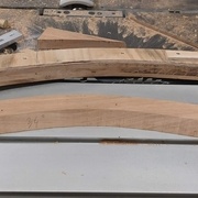 la première forme usiné (fraisage et sciage à l'angle du dossier). A noter que l'excroissance sur le gabarit c'est pour réduire le rejet en s'appuyant directement sur le roulement.