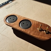 Cache prise usiné à la Shaper et qui vient s'encastrer dans la tête de lit. Un joli morceau de noyer pour l'occasion !