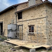 Cornière scellée à la facade