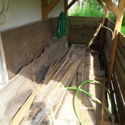 Stockage du bois devant la porte sous abri (fait maison)