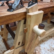 Blocage de la vis à travers la machoire, finalement remplacé plus tard par un collier en bois