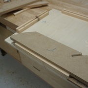 Plateau avec le patron de la traverse en postion pour l'autre extrémité.