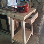 Les accessoires de la scie sont à porté de main