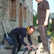 Kévin et Myrthe, un couple belge, en plein ponçage des palettes pour que ce soit bien doux pour les pieds !