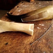 Les matières premières : une corne, un os de bœuf, du fil de fer