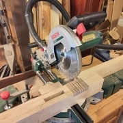 J'ai limité la profondeur de coupe de la scie à onglet et j'ai fait plusieurs passes.