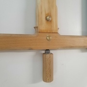 Côté réglable pour tendre (en vissant) ou détendre (en dévissant) les lames