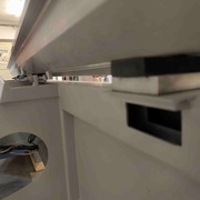 Une des cales floues au premier plan, puis vis butée du parallélisme au second plan