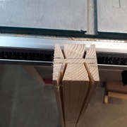 2 coups de scies plus tard (à 15 ° et espacés de 2mm -enfin avec la précision que me permet ma scie-)