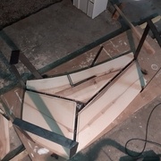 Présentation des plateaux ajustés et feuillurés : trois lames vont prendre place au centre et serrer le tout