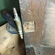 Des marques pour situer chaque fiche sur les montants et la porte