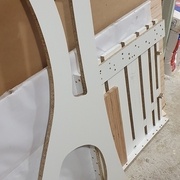 Gabarit flanc avec ses cales sur les angles droits (2/3, manque celle en haut à gauche))