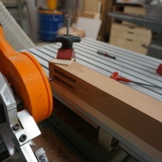 Taille de la seconde mortaise avec une cale en dessous.