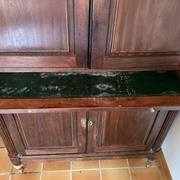 Plateau de cuir très abimé et aspect général terne et encrassé