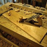 une impression de déjà vu ? pour les pièces courte à raboter j'ai fait un trou légèrement olique pour ma butée pour plus de confort